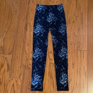 Blue white rose design pattern leggings. Size medium